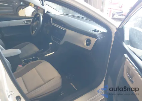 2018 Toyota Corolla Le z USA, uszkodzony, nr VIN 5YFBURHE2JP855274